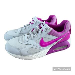 Nike Air Max Ivo Girls’ Size 5.5Y Sneaker Shoes Pure Platinum/Hyper Violet